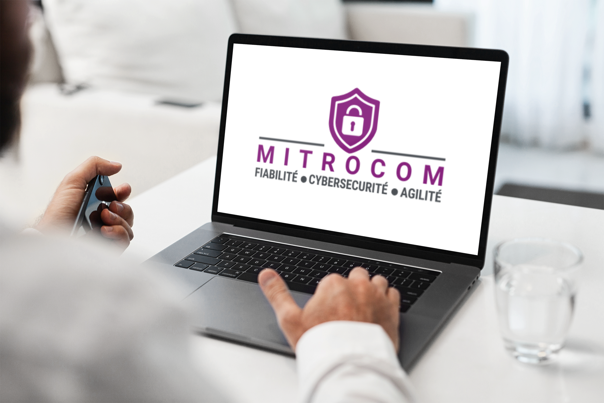 Ordinateur portable affichant le logo Mitrocom